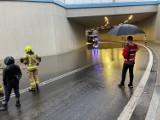 Podhale. Znów ulewa. Woda zalała tunel drogowy w Poroninie. Zalewa posesje w Stasikówce i Suchem