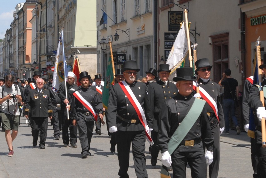 Kraków. Kominiarze w korowodzie pomaszerowali na Wawel