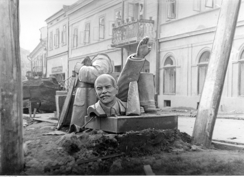 Fragmenty pomnika Włodzimierza Lenina.

Przed II wojną...