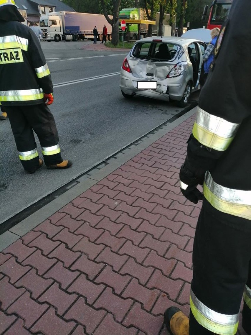 Wypadek na drodze krajowej nr 12 w Mroczkowie Gościnnym. Są ranni [zdjęcia]