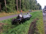 Wypadek na trasie Grodzisk - Rakoniewice. Auto dachowało i wylądowało w rowie 