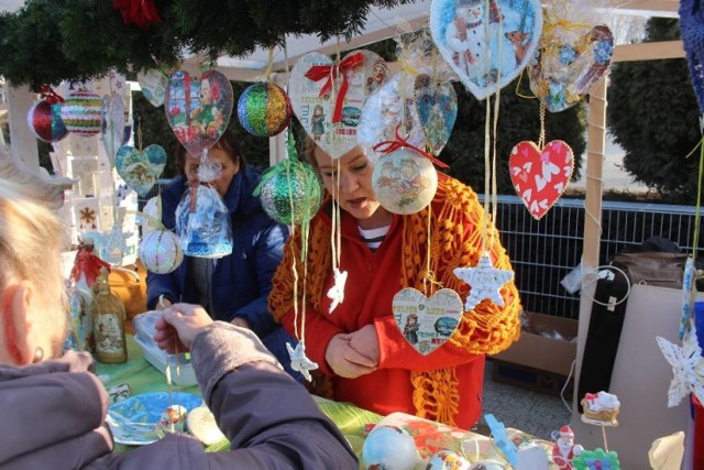 Czeladź. W najbliższy weekend, 15-17 grudnia na czeladzkim rynku będzie można zaopatrzyć się w ręcznie wykonane ozdoby świąteczne, bożonarodzeniowe smakołyki, znaleźć gwiazdkowe prezenty i poczuć magię zbliżających się Świąt.

W świątecznej scenerii będą na Was czekać liczne stoiska z wyrobami rękodzielniczymi. Wśród nich wiele ozdób świątecznych, min. aniołki, stroiki, szydełkowe ozdoby, zawieszki, a także świąteczna odzież, książki, biżuteria, zabawki czy przytulanki. Nie zabraknie też swojskich wyrobów: pasztetów, aromatycznych szynek, serów, miodu, czy też przysmaków kresowych.