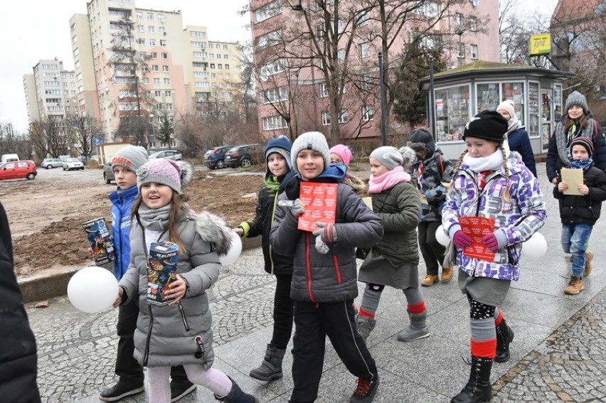 27. Finał Wielkiej Orkiestry Świątecznej Pomocy w Legnicy, wolontariusze już kwestują [ZDJĘCIA]