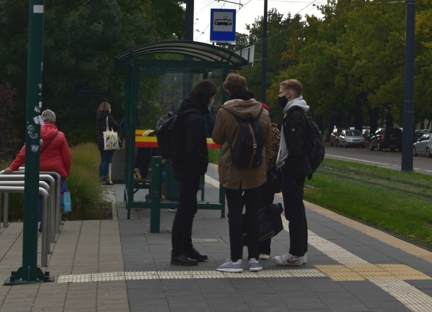 Od wczoraj uczniowie i studenci zostają w domach.