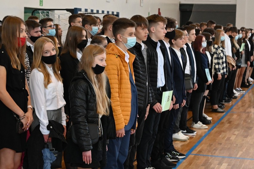 Młodzież z VI Liceum Ogólnokształcącego imienia Juliusza Słowackiego w Kielcach rozpoczęła rok szkolny. Było uroczyście (WIDEO, ZDJĘCIA)