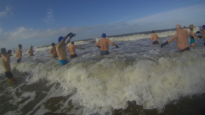 Mikołajkowa kąpiel koszalińskich morsów w Bałtyku