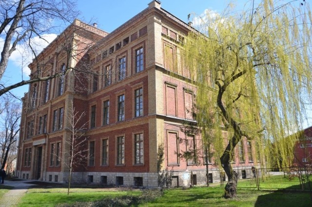 Część elewacji II LO im. Stanisława Staszica w Tarnowskich Górach została odnowiona. Budynek będzie także oświetlony