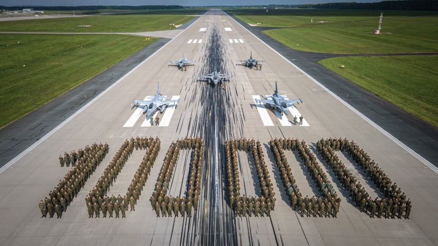 Polskie F16 już 100 tysięcy godzin w powietrzu ZDJĘCIA