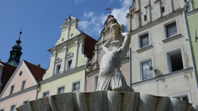 Trwa rewitalizacja nyskich zabytków. Piękna Studnia i Fontanna Trytona w renowacji.