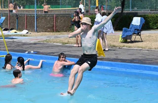 W ostatni dzień czerwca wiele osób wybrało się na basen letni przy ulicy Szczecińskiej w Kielcach, by szukać ochłody. Można było zauważyć głównie młodzież, ale były także rodziny z młodszymi dziećmi. Wszyscy ochoczo wskakiwali do wody, chroniąc się przed upałem.

Zobaczcie więcej zdjęć na kolejnych slajdach>>>>
