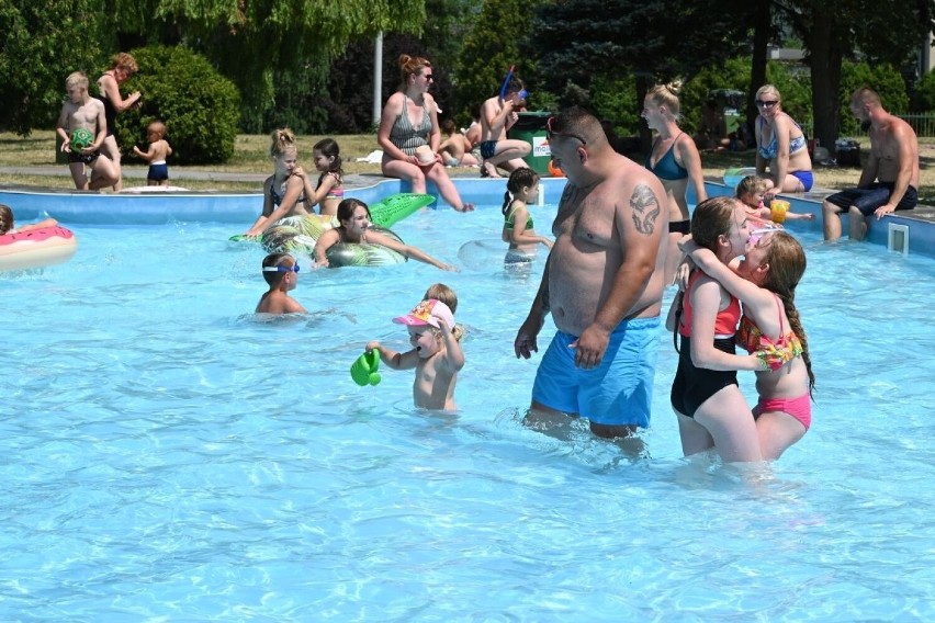 Upalny czwartek na Basenie Letnim przy ulicy Szczecińskiej w Kielcach. Kielczanie szukali tu ochłody. Zobacz zdjęcia 