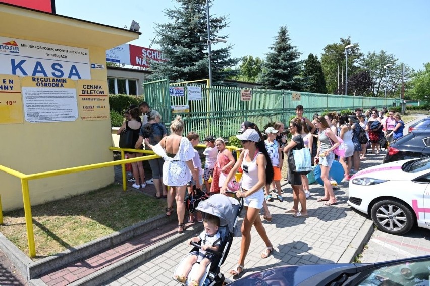 Upalny czwartek na Basenie Letnim przy ulicy Szczecińskiej w Kielcach. Kielczanie szukali tu ochłody. Zobacz zdjęcia 