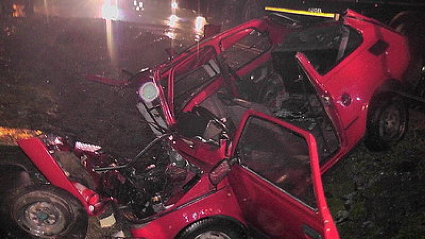 54-letni kierowca "malucha" cudem uniknął śmierci.