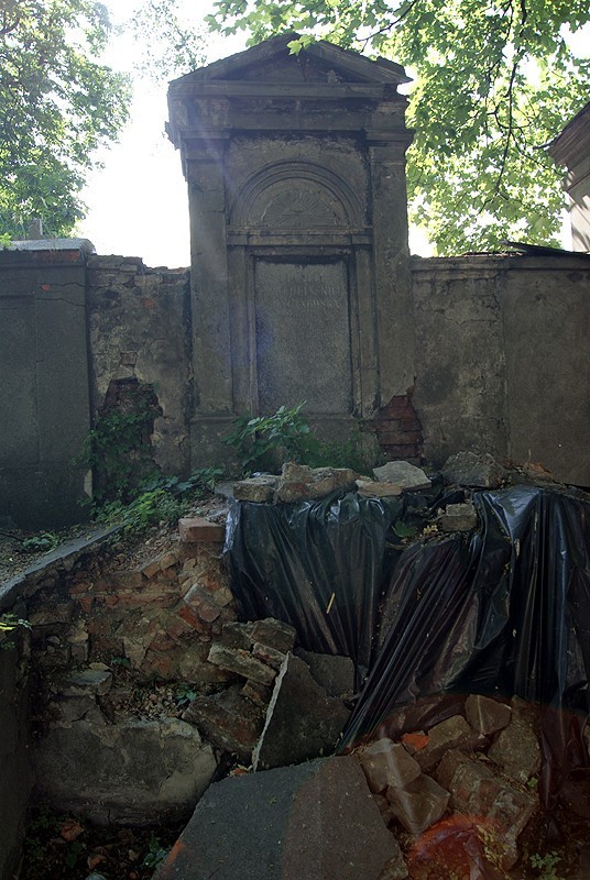 Kalisz: Zabytkowy cmentarz zamienia się w śmietnik, a wandale niszczą nagrobki. ZDJĘCIA