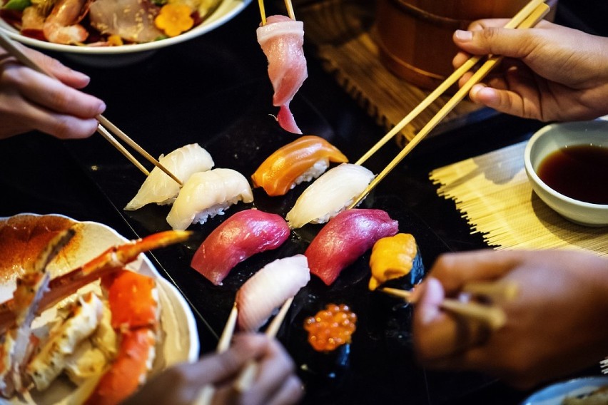 Tak powstaje sushi w kształcie donutów

źródło:...