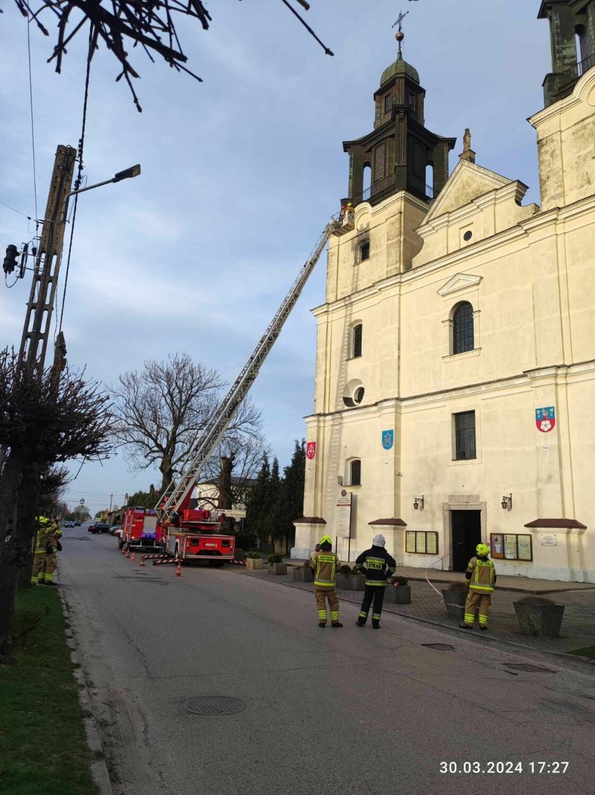 Krzyż na klasztorze w Gidlach się chwieje. Interweniują strażacy [AKTUALIZACJA]
