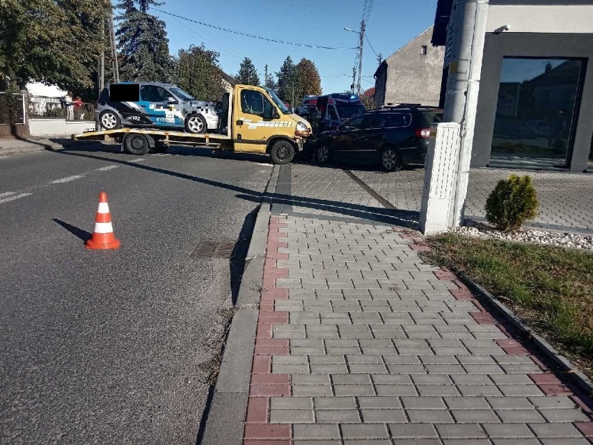 Zderzenie trzech samochodów w Komprachcicach na wysokości sklepu Dino