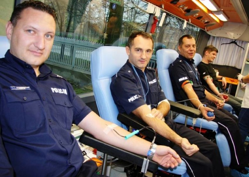 Policjanci z Radomska będą oddawać krew. Już w poniedziałek akcja "100 litrów krwi na 100. rocznicę Policji"