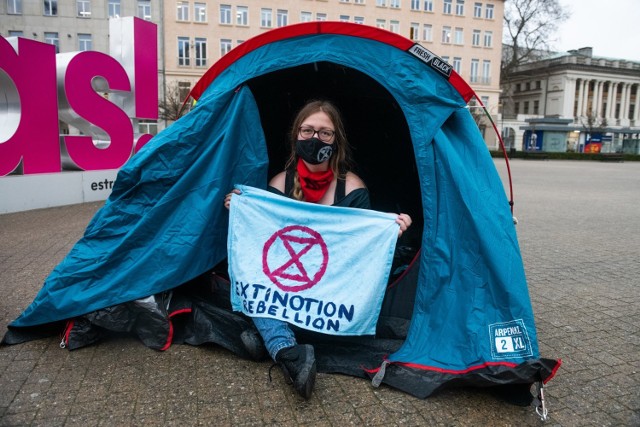 Mimo niskiej temperatury i drobnych opadów deszczu na placu Wolności zostały rozłożone namioty. W nich poznańscy, młodzi aktywiści związani z grupą Extinction Rebellion, śpiewają piosenki, krzyczą hasła związane z ochroną środowiska. W ten właśnie sposób po godzinie 8 rozpoczął się strajk głodowy dla klimatu.

Kolejne zdjęcie --->