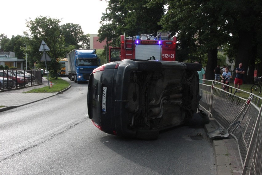 Pijana kobieta dachowała w Dziadowej Kłodzie, w Sycowie kierowca uderzył autem w barierki