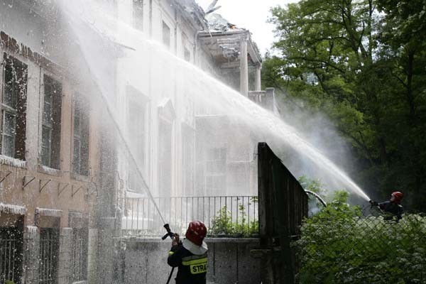 Zabytkowy budynek gasiło wczoraj aż 13 zastępów strażaków z...