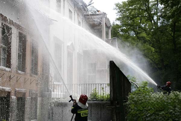 Zabytkowy budynek gasiło wczoraj aż 13 zastępów strażaków z Sosnowca, Będzina, Mysłowic i Dąbrowy Górniczej