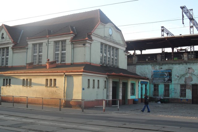 Dworzec w Chorzowie Batorym czeka na remont, a mieszkańcy wspominają lata jego świetności