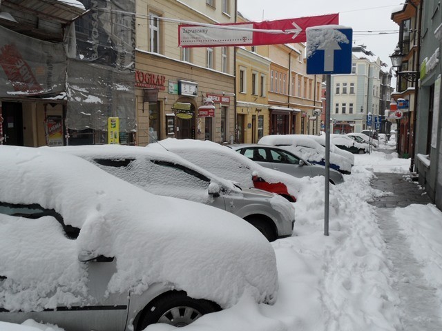 Obecnie ekstremalna sytuacja panuje na zasypanych, miejskich parkingach.