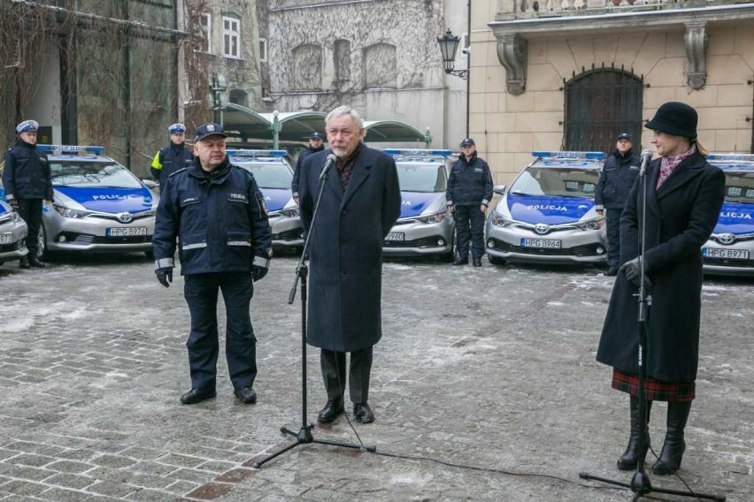 Kraków. Nowe radiowozy na służbie. Policjanci otrzymali kluczyki od prezydenta