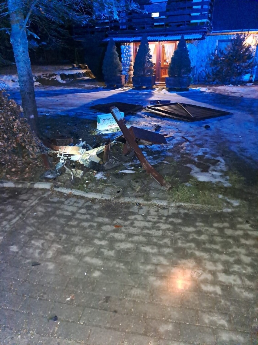 Na Kasprusiach w Zakopanem samochód uderzył w ogrodzenie