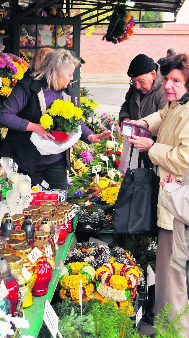 Największy wybór kwiatów i zniczy  jest przy cmentarzach