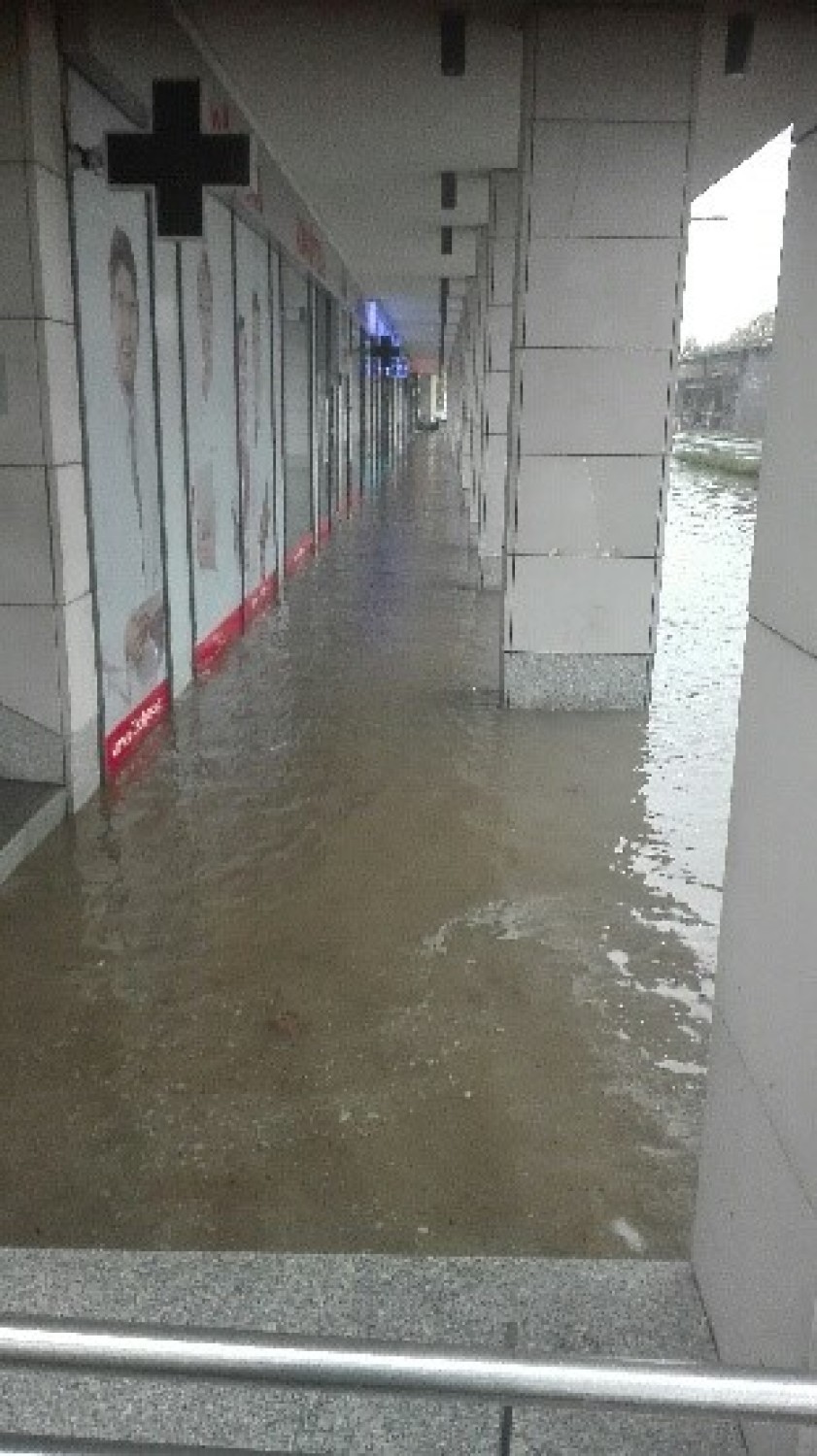 Powódź na Bielanach. Zalana ulica, paraliż komunikacyjny...