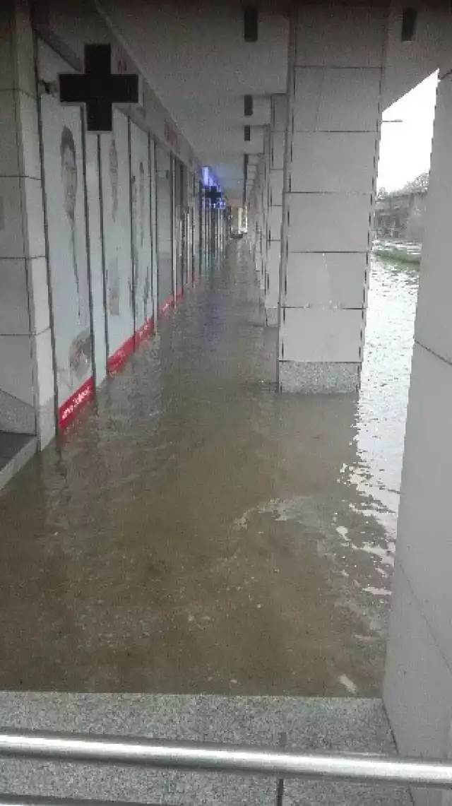 Powódź na Bielanach. Zalana ulica, paraliż komunikacyjny [ZDJĘCIA]
