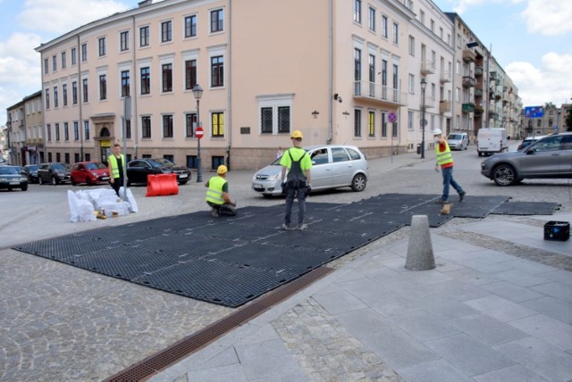 Na ulicach Leśnej i Kapitulnej wyłożono w piątek specjalne maty by ciężarówki nie zniszczyły nawierzchni.