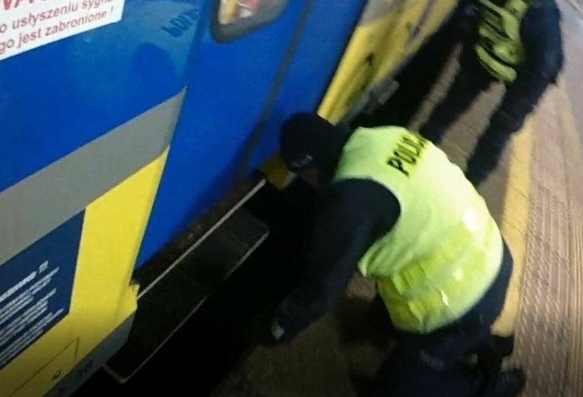Mężczyzna wpadł między peron, a jadący pociąg w Gdyni. Pomocy udzielił mu policjant