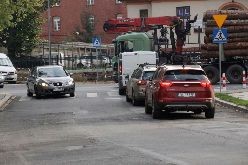Ogromnie trudno jest wyjechać z ulicy Działkowej na ulicę Chojnowską w lewo i na wprost w ulicę Nowy Świat.