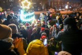 Gdańsk: Kolejna miejska choinka rozbłysła. W mieście przybywa kolorowych iluminacji