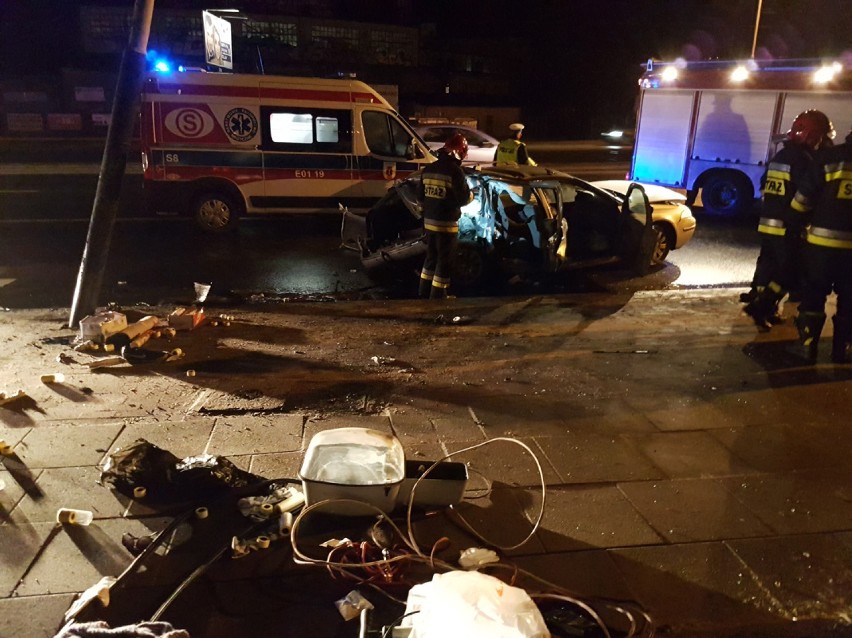 Wypadek na Włókniarzy w Łodzi. Kierowca renault uderzył w latarnię [ZDJĘCIA, FILM]