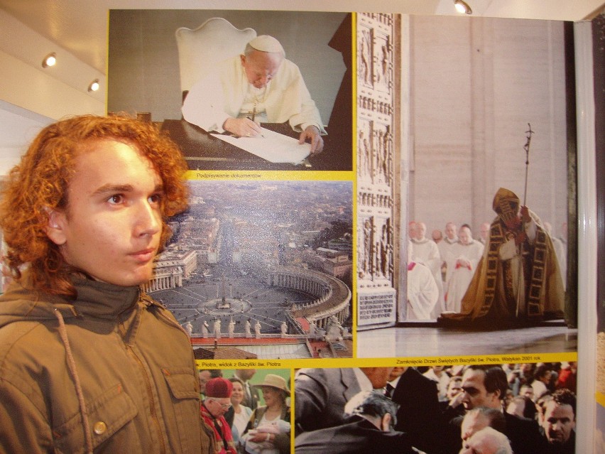 W muzeum można też oglądać zdjęcia papieża