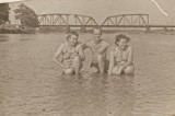 Tomaszowskie mosty na Pilicy na starych zdjęciach. Zobaczcie most żelazny, mosty na Nowym Porcie i Brzustówce [ZDJĘCIA]
