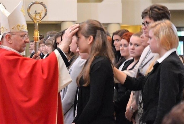 Udzielanie sakramentu bierzmowania w 2022 roku w diecezji opolskiej rozpocznie się w drugiej połowie kwietnia i potrwa do początku czerwca. Szczegółowe terminy dla poszczególnych dekanatów wraz z informacją o tym, który biskup będzie udzielał sakramentu, w galerii.