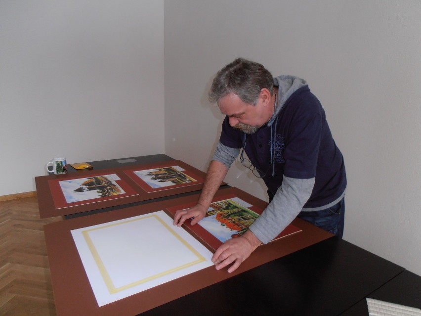 Mirosław Ogiński przygotowuje swoje prace na ekspozycję w...