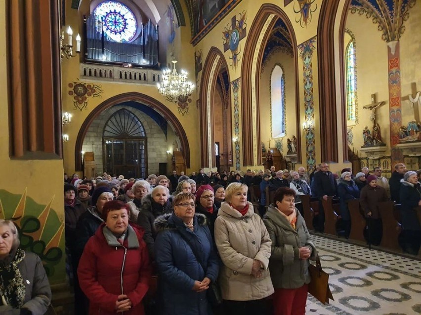 Senioralia Opoczyńskie 2019 odbyły się w Żarnowie. Seniorzy integrowali się przy śpiewie i tańcach  [zdjęcia]