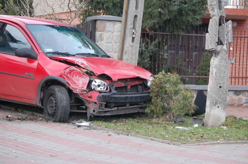 Kwidzyn: Na ul. Granicznej samochód osobowy uderzył w słup. Kierowca zagapił się, bo gasił papierosa