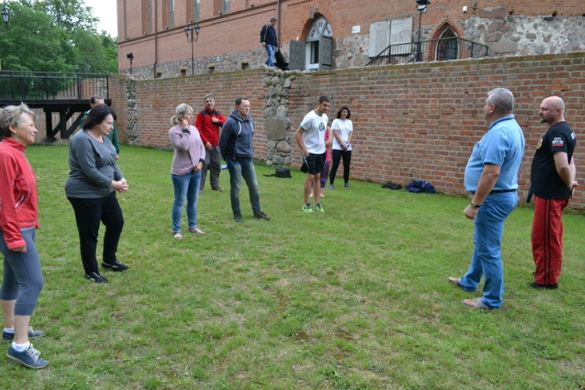 Człuchów. Tai chi na przedzamczu