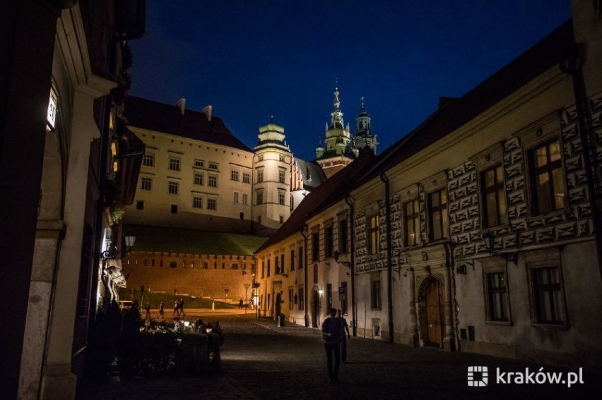 Kraków. Szukali pod Wawelem  XV-wiecznej Bramy Pobocznej. Nocne badania z wykorzystanie georadaru