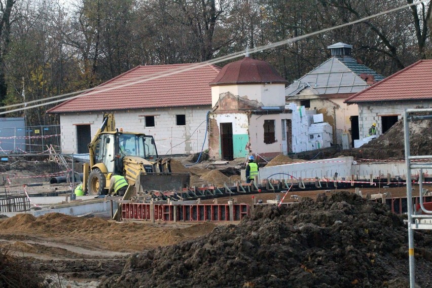 Przy ulicy Stromej powstają letnie baseny w Legnicy