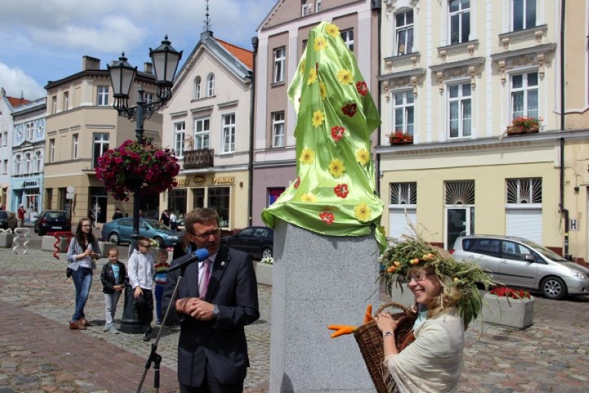 Przywitano lato w Tczewie - odsłonięto jego figurkę na pl. Hallera