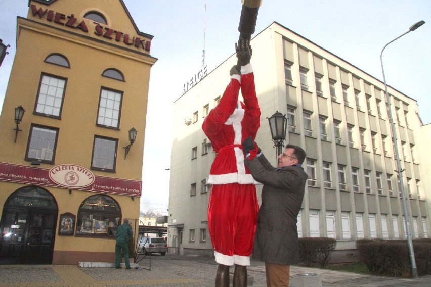 Arkadiusz Latos ubrał kieleckiego Wizjonera w strój Mikołaja (ZDJĘCIA)                      