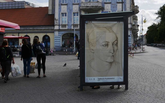 Prace Tadeusza Kulisiewicza zawisły na kaliskich przystankach w ramach "Postoju ze sztuką"